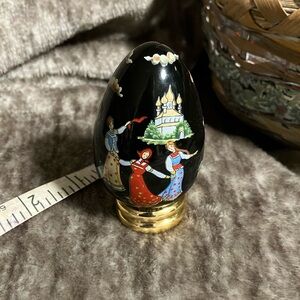Porcelain Egg from the Franklin Mint 1988 collection